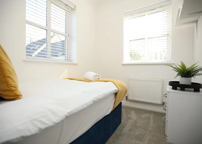 Western Court By N And N Stays, 4 Bedroom House In With Private Parking, Great Location For Contractors, Corporate And Families Visiting The Area, Long Term Welcomed Bristol