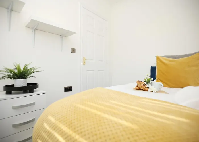 Western Court By N And N Stays, 4 Bedroom House In With Private Parking, Great Location For Contractors, Corporate And Families Visiting The Area, Long Term Welcomed Holiday home