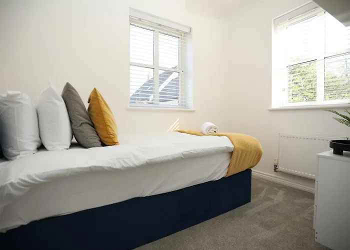 Western Court By N And N Stays, 4 Bedroom House In With Private Parking, Great Location For Contractors, Corporate And Families Visiting The Area, Long Term Welcomed Holiday home *