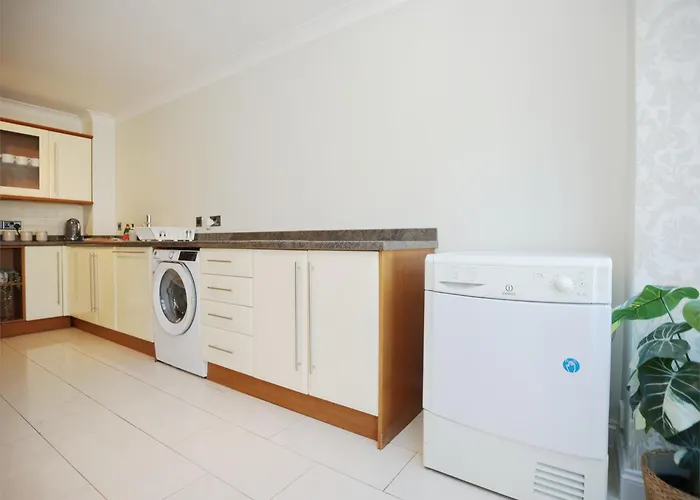 Western Court By N And N Stays, 4 Bedroom House In With Private Parking, Great Location For Contractors, Corporate And Families Visiting The Area, Long Term Welcomed * Bristol