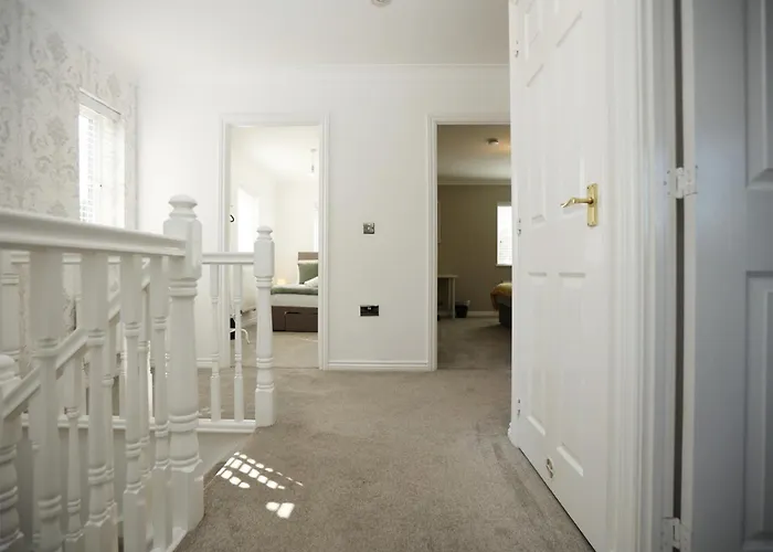 Western Court By N And N Stays, 4 Bedroom House In With Private Parking, Great Location For Contractors, Corporate And Families Visiting The Area, Long Term Welcomed * Bristol