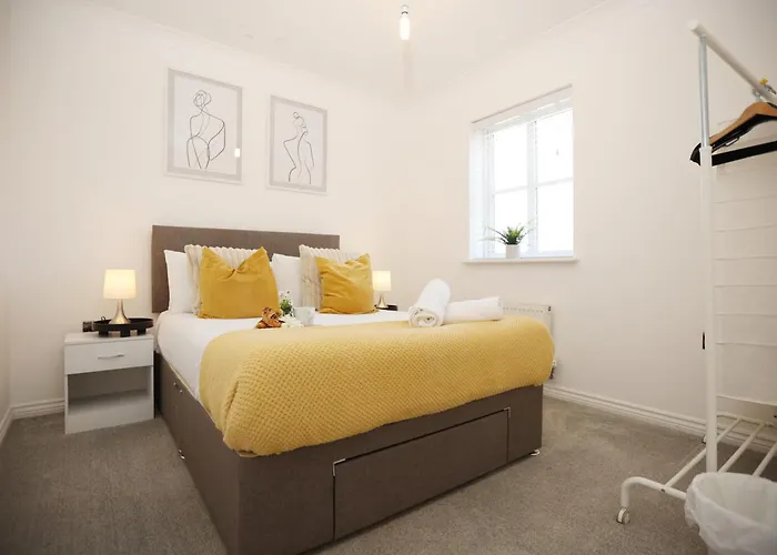 Western Court By N And N Stays, 4 Bedroom House In With Private Parking, Great Location For Contractors, Corporate And Families Visiting The Area, Long Term Welcomed * Bristol