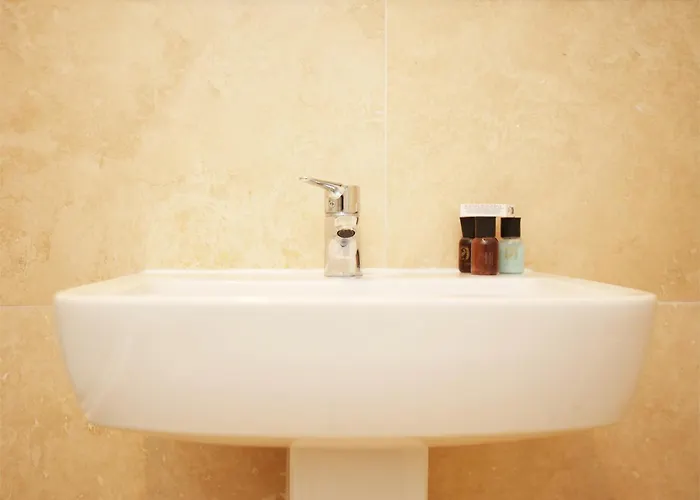 Western Court By N And N Stays, 4 Bedroom House In With Private Parking, Great Location For Contractors, Corporate And Families Visiting The Area, Long Term Welcomed *