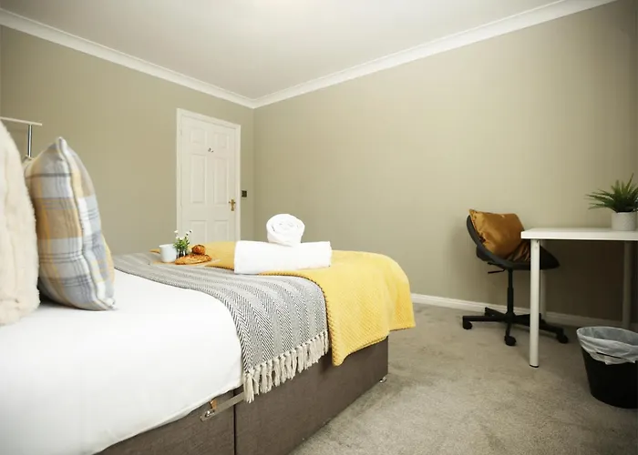 Holiday home Western Court By N And N Stays, 4 Bedroom House In With Private Parking, Great Location For Contractors, Corporate And Families Visiting The Area, Long Term Welcomed