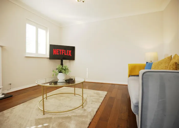 Western Court By N And N Stays, 4 Bedroom House In With Private Parking, Great Location For Contractors, Corporate And Families Visiting The Area, Long Term Welcomed Holiday home Bristol