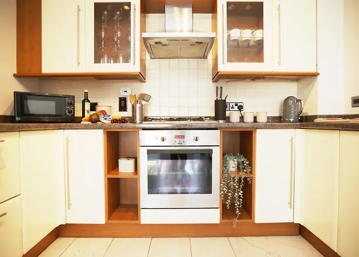 Holiday home Western Court By N And N Stays, 4 Bedroom House In With Private Parking, Great Location For Contractors, Corporate And Families Visiting The Area, Long Term Welcomed