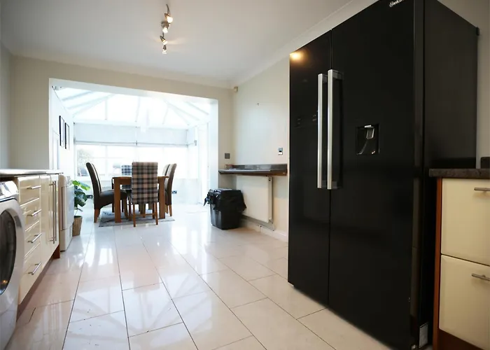 Western Court By N And N Stays, 4 Bedroom House In With Private Parking, Great Location For Contractors, Corporate And Families Visiting The Area, Long Term Welcomed Nyaraló