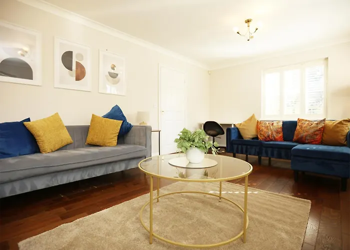 Western Court By N And N Stays, 4 Bedroom House In With Private Parking, Great Location For Contractors, Corporate And Families Visiting The Area, Long Term Welcomed *