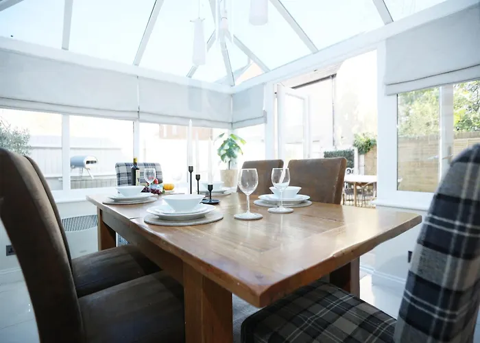 Western Court By N And N Stays, 4 Bedroom House In With Private Parking, Great Location For Contractors, Corporate And Families Visiting The Area, Long Term Welcomed