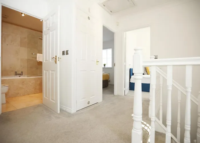 Holiday home Western Court By N And N Stays, 4 Bedroom House In With Private Parking, Great Location For Contractors, Corporate And Families Visiting The Area, Long Term Welcomed Bristol