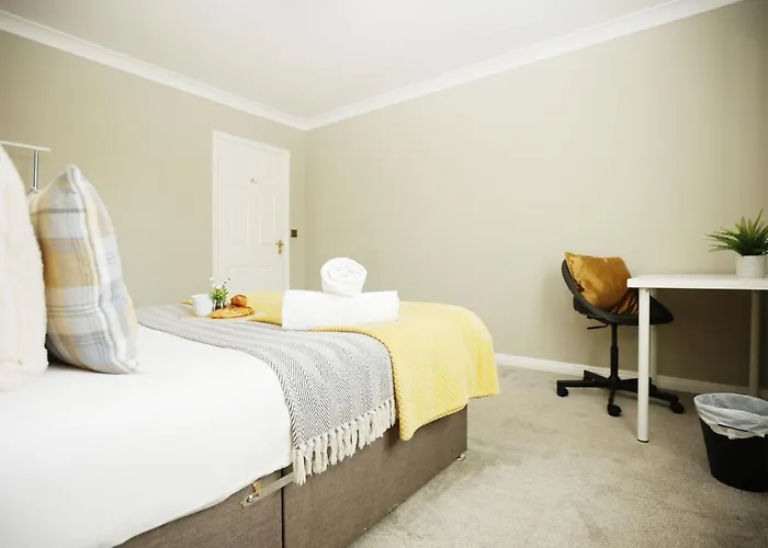 Western Court By N And N Stays, 4 Bedroom House In With Private Parking, Great Location For Contractors, Corporate And Families Visiting The Area, Long Term Welcomed Bristol