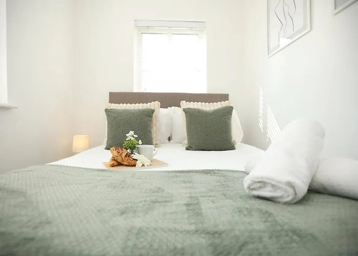 Western Court By N And N Stays, 4 Bedroom House In With Private Parking, Great Location For Contractors, Corporate And Families Visiting The Area, Long Term Welcomed Bristol