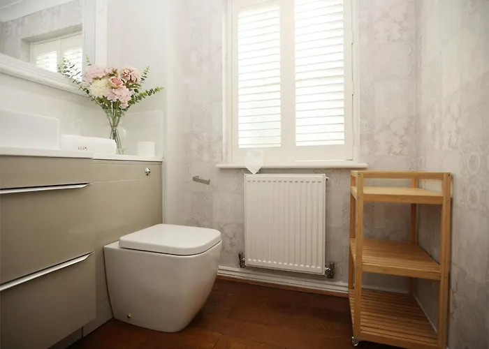 Western Court By N And N Stays, 4 Bedroom House In With Private Parking, Great Location For Contractors, Corporate And Families Visiting The Area, Long Term Welcomed * Bristol