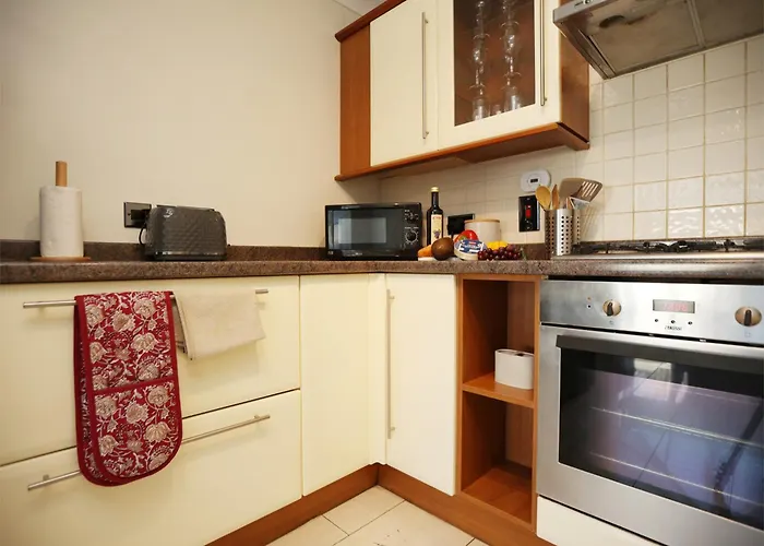 Western Court By N And N Stays, 4 Bedroom House In With Private Parking, Great Location For Contractors, Corporate And Families Visiting The Area, Long Term Welcomed Bristol