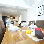 Casa de Férias Western Court By N And N Stays, 4 Bedroom House In With Private Parking, Great Location For Contractors, Corporate And Families Visiting The Area, Long Term Welcomed *