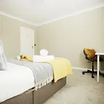 Western Court By N And N Stays, 4 Bedroom House In With Private Parking, Great Location For Contractors, Corporate And Families Visiting The Area, Long Term Welcomed Bristol