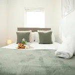 Western Court By N And N Stays, 4 Bedroom House In With Private Parking, Great Location For Contractors, Corporate And Families Visiting The Area, Long Term Welcomed بريستول