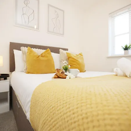 Western Court House By N And N Stays, 4 Bedroom House In With Private Parking, Great Location For Contractors, Corporate And Families Visiting The Area, Long Term Welcomed *