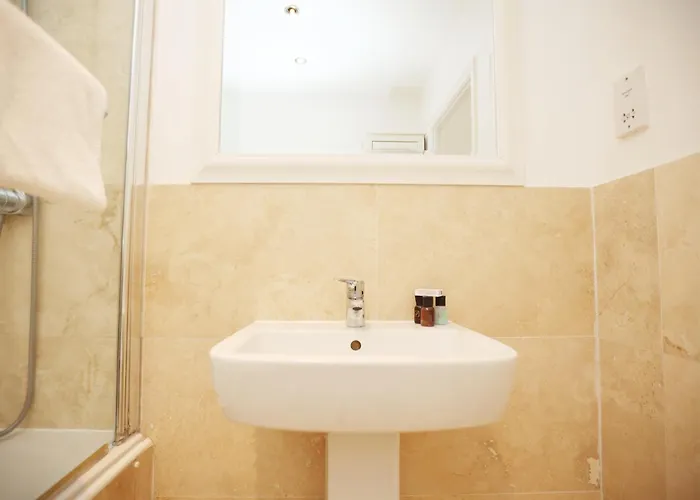 Western Court House By N And N Stays, 4 Bedroom House In With Private Parking, Great Location For Contractors, Corporate And Families Visiting The Area, Long Term Welcomed