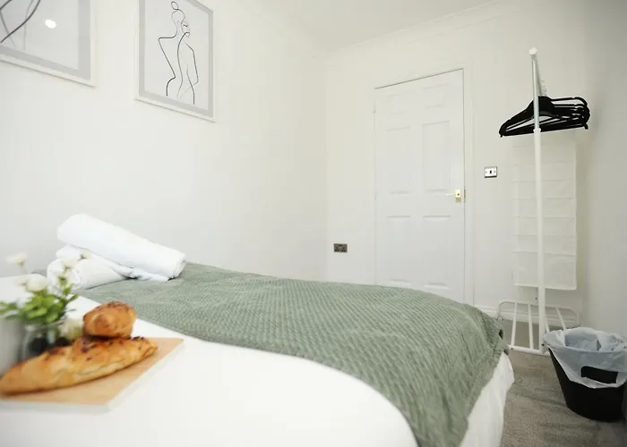 Western Court House By N And N Stays, 4 Bedroom House In With Private Parking, Great Location For Contractors, Corporate And Families Visiting The Area, Long Term Welcomed Bristol