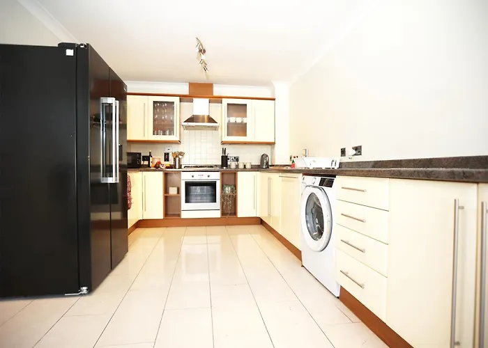 Western Court House By N And N Stays, 4 Bedroom House In With Private Parking, Great Location For Contractors, Corporate And Families Visiting The Area, Long Term Welcomed Casa vacanze Bristol