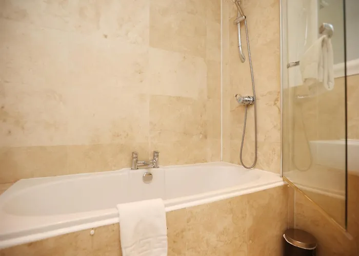 Western Court House By N And N Stays, 4 Bedroom House In With Private Parking, Great Location For Contractors, Corporate And Families Visiting The Area, Long Term Welcomed *