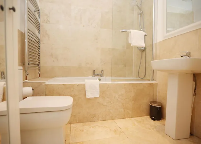 Casa vacanze Western Court House By N And N Stays, 4 Bedroom House In With Private Parking, Great Location For Contractors, Corporate And Families Visiting The Area, Long Term Welcomed