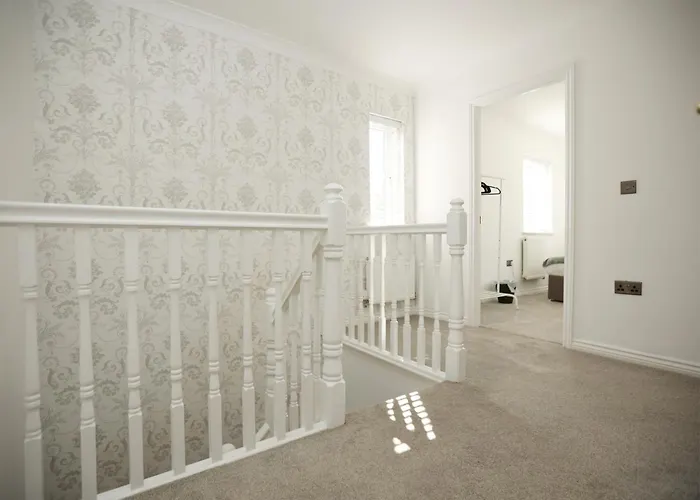 Western Court House By N And N Stays, 4 Bedroom House In With Private Parking, Great Location For Contractors, Corporate And Families Visiting The Area, Long Term Welcomed Bristol