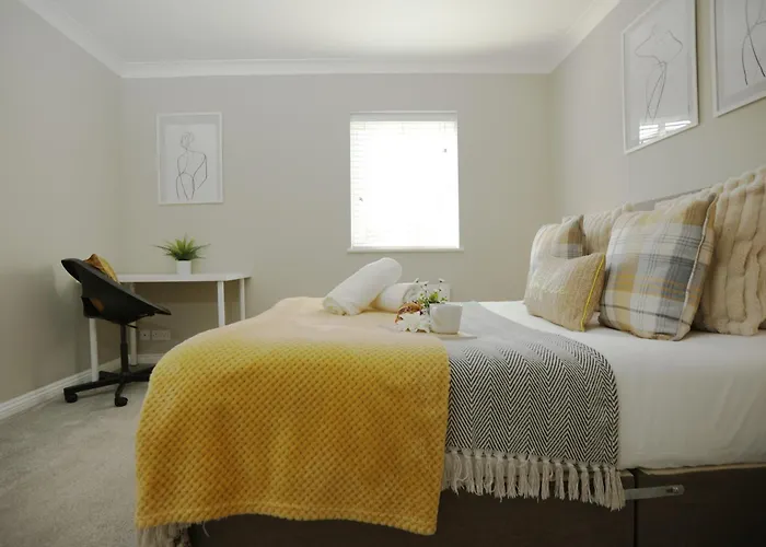 Western Court House By N And N Stays, 4 Bedroom House In With Private Parking, Great Location For Contractors, Corporate And Families Visiting The Area, Long Term Welcomed Bristol