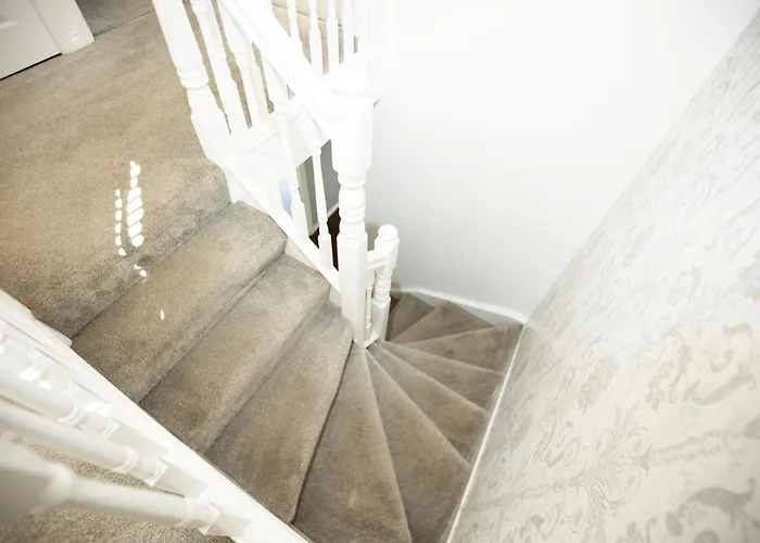 Western Court House By N And N Stays, 4 Bedroom House In With Private Parking, Great Location For Contractors, Corporate And Families Visiting The Area, Long Term Welcomed *