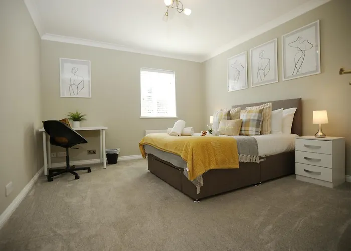 Western Court House By N And N Stays, 4 Bedroom House In With Private Parking, Great Location For Contractors, Corporate And Families Visiting The Area, Long Term Welcomed *