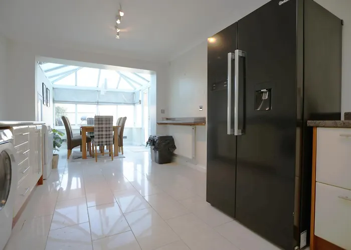 Western Court House By N And N Stays, 4 Bedroom House In With Private Parking, Great Location For Contractors, Corporate And Families Visiting The Area, Long Term Welcomed *