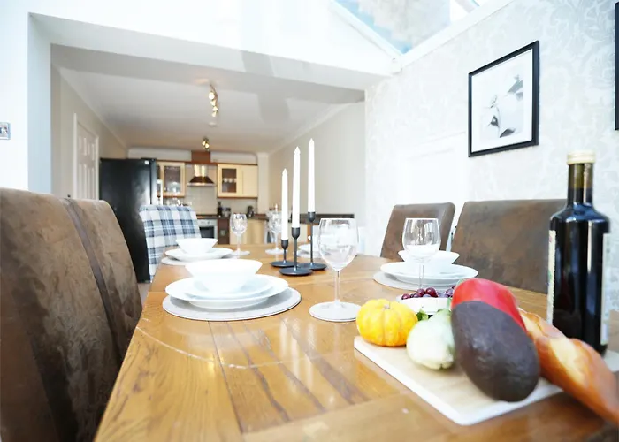 Casa vacanze Western Court House By N And N Stays, 4 Bedroom House In With Private Parking, Great Location For Contractors, Corporate And Families Visiting The Area, Long Term Welcomed *