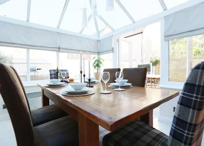 Western Court House By N And N Stays, 4 Bedroom House In With Private Parking, Great Location For Contractors, Corporate And Families Visiting The Area, Long Term Welcomed Casa vacanze Bristol