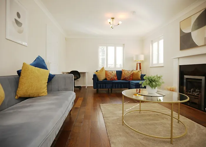 Western Court House By N And N Stays, 4 Bedroom House In With Private Parking, Great Location For Contractors, Corporate And Families Visiting The Area, Long Term Welcomed Casa vacanze