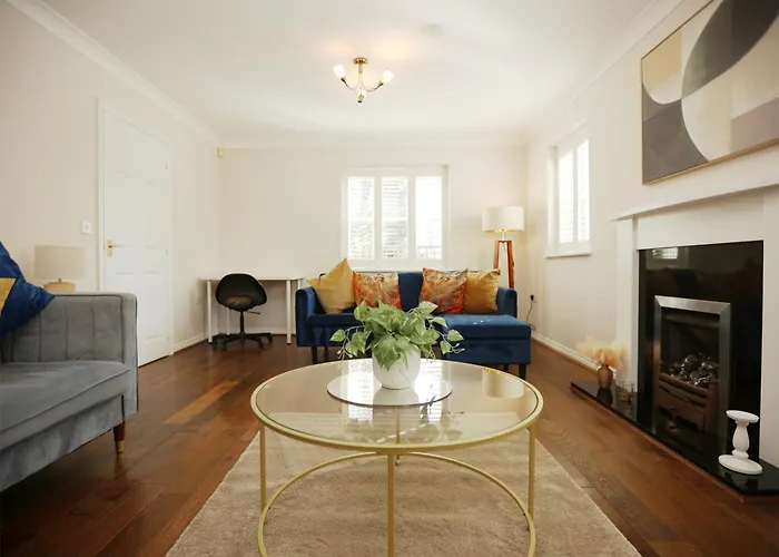 Western Court House By N And N Stays, 4 Bedroom House In With Private Parking, Great Location For Contractors, Corporate And Families Visiting The Area, Long Term Welcomed * Bristol