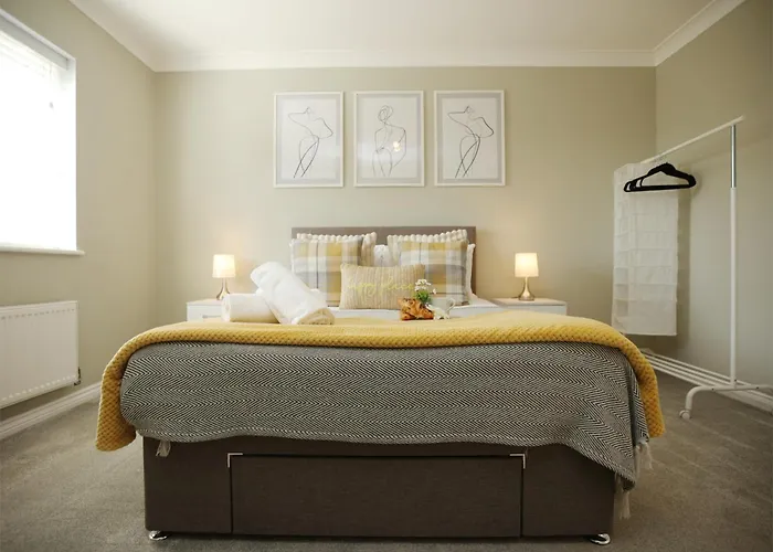 Western Court House By N And N Stays, 4 Bedroom House In With Private Parking, Great Location For Contractors, Corporate And Families Visiting The Area, Long Term Welcomed Casa vacanze Bristol